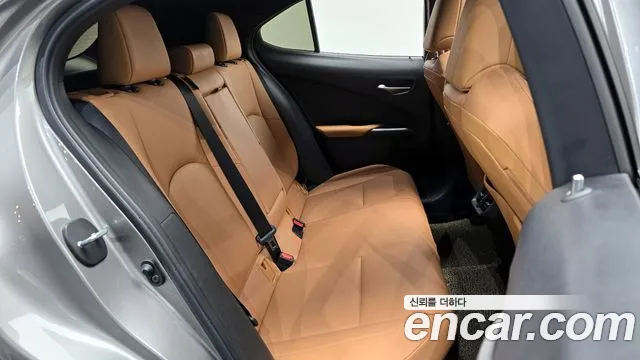 Lexus UX 2025 — фото 12