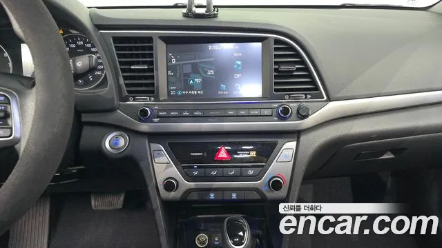 Hyundai AVANTE 2018 — фото 14
