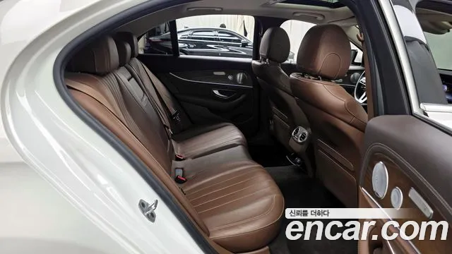 Mercedes-Benz E-Class 2019 — фото 12