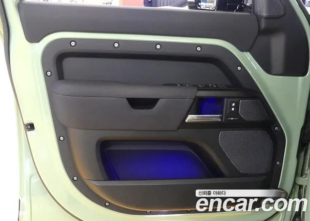 Land Rover Defender 2023 — фото 11