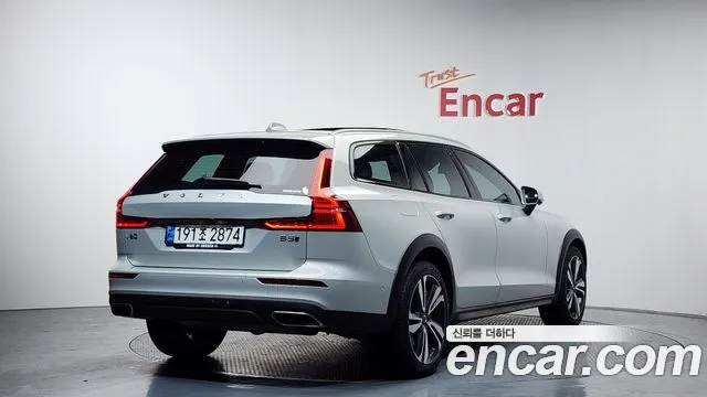 Volvo V60 2021 — фото 2
