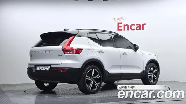 Volvo XC40 2021 — фото 2