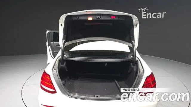 Mercedes-Benz E-Class 2017 — фото 20
