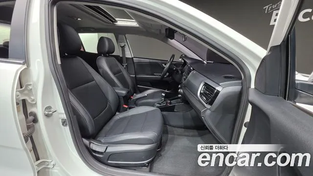 Kia Stonic 2018 — фото 10