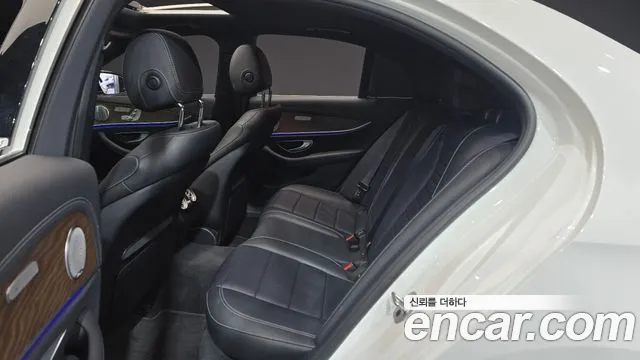 Mercedes-Benz E-Class 2021 — фото 12