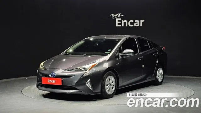 Toyota Prius 2017 — фото 1