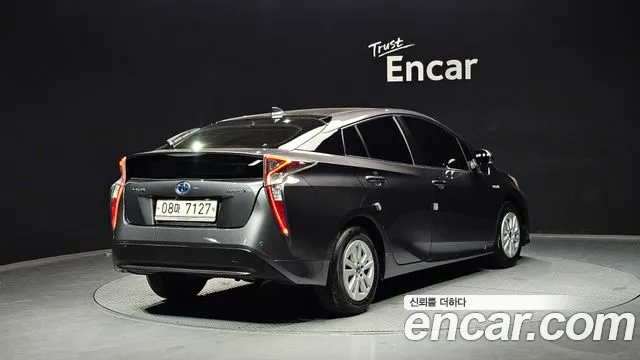 Toyota Prius 2017 — фото 2
