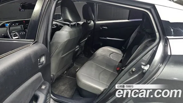 Toyota Prius 2017 — фото 12