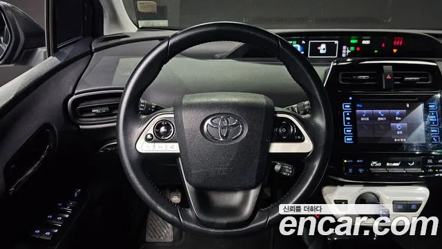Toyota Prius 2017 — фото 13