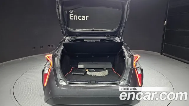 Toyota Prius 2017 — фото 20