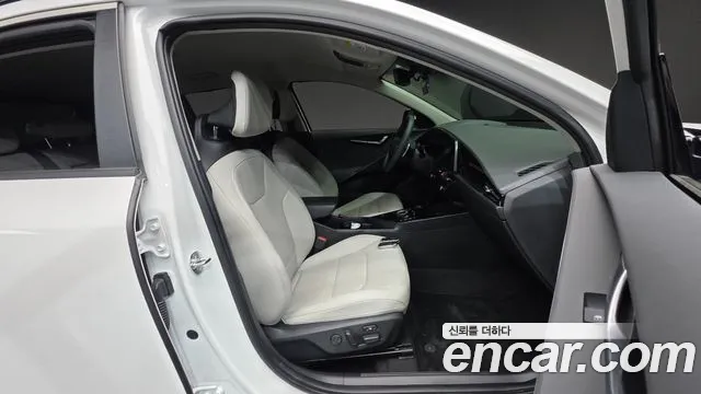 Kia Niro 2023 — фото 10