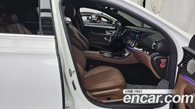 Mercedes-Benz E-Class 2023 — фото 11