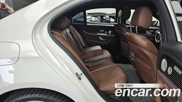 Mercedes-Benz E-Class 2023 — фото 12