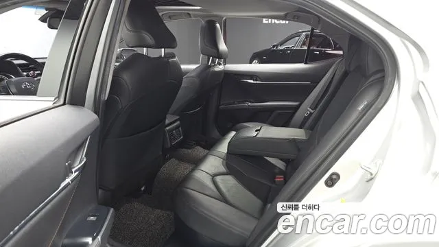 Toyota Camry 2018 — фото 12