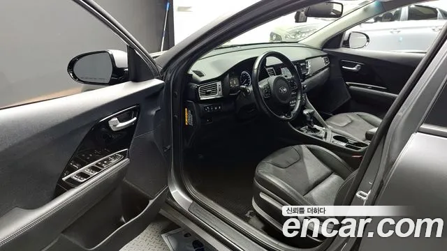 Kia Niro 2018 — фото 10