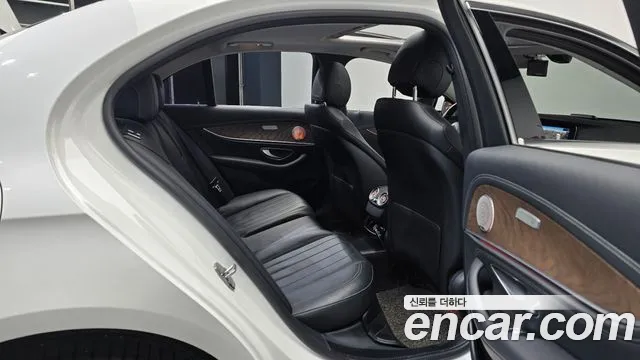 Mercedes-Benz E-Class 2019 — фото 12