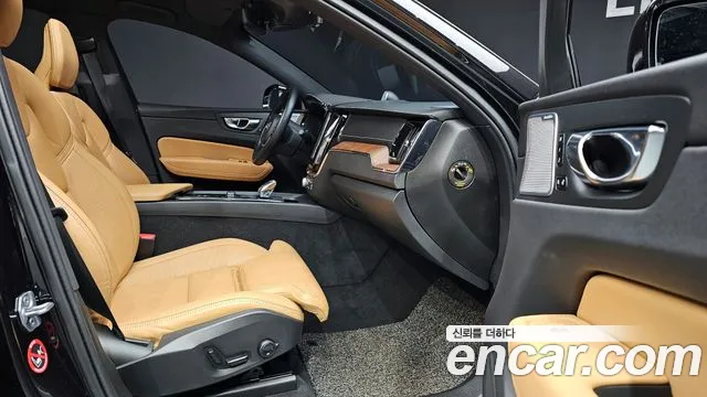 Volvo XC60 2021 — фото 10