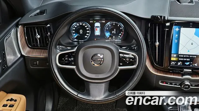 Volvo XC60 2021 — фото 13