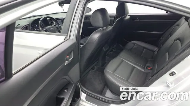 Hyundai AVANTE 2016 — фото 11