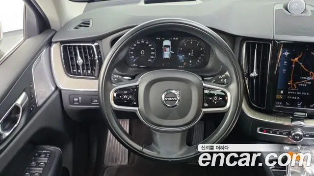 Volvo XC60 2021 — фото 13