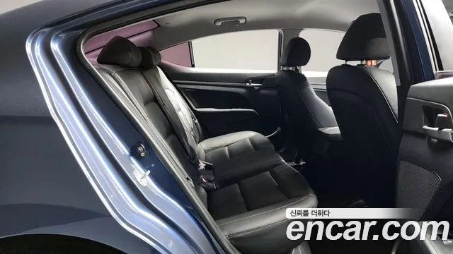 Hyundai AVANTE 2018 — фото 12