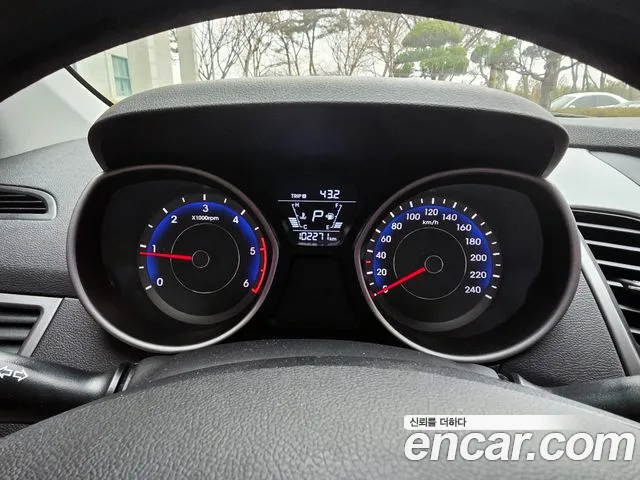 Hyundai AVANTE 2015 — фото 12