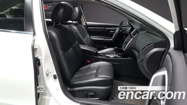 Nissan Altima 2017 — фото 10