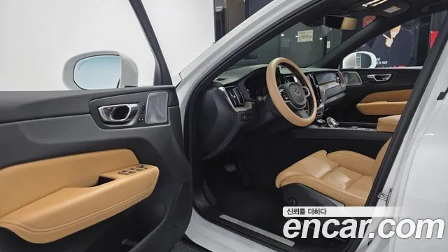 Volvo XC60 2022 — фото 10