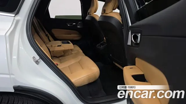 Volvo XC60 2022 — фото 12