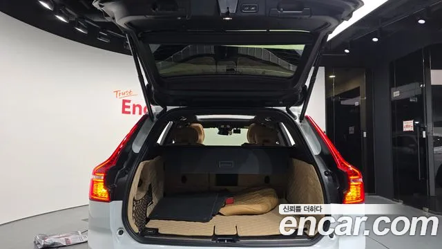 Volvo XC60 2022 — фото 20