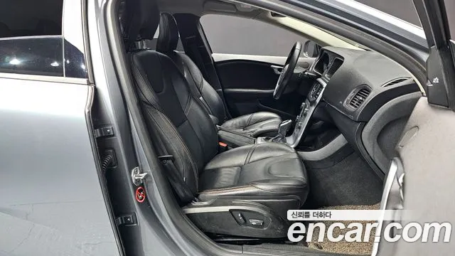 Volvo V40 2019 — фото 10