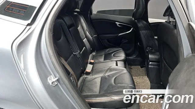 Volvo V40 2019 — фото 12