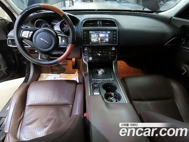 Jaguar XE 2016 — фото 10