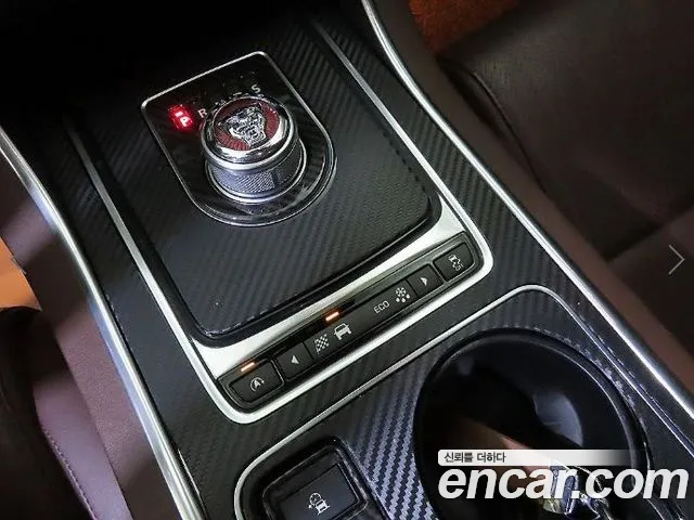 Jaguar XE 2016 — фото 12