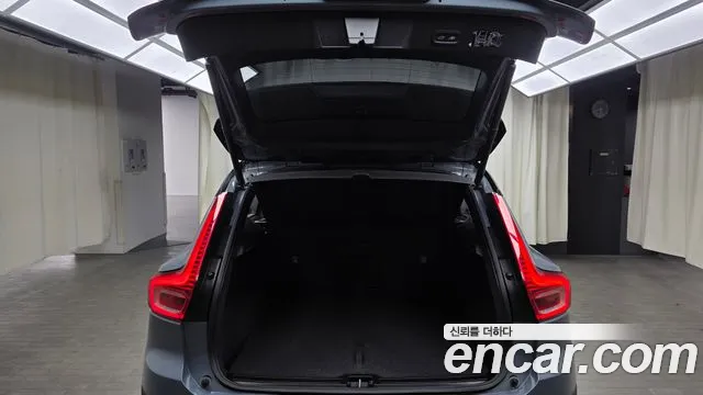 Volvo XC40 2022 — фото 20