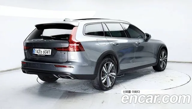 Volvo V60 2021 — фото 2