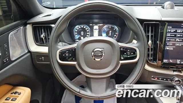 Volvo XC60 2019 — фото 13