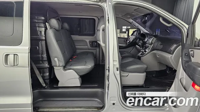Hyundai Starex 2017 — фото 12