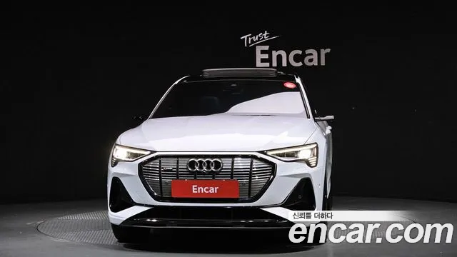 Audi e-tron 2022 — фото 2