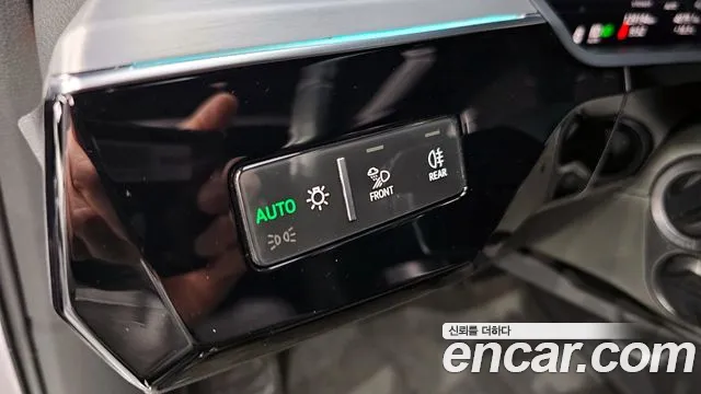 Audi e-tron 2022 — фото 10