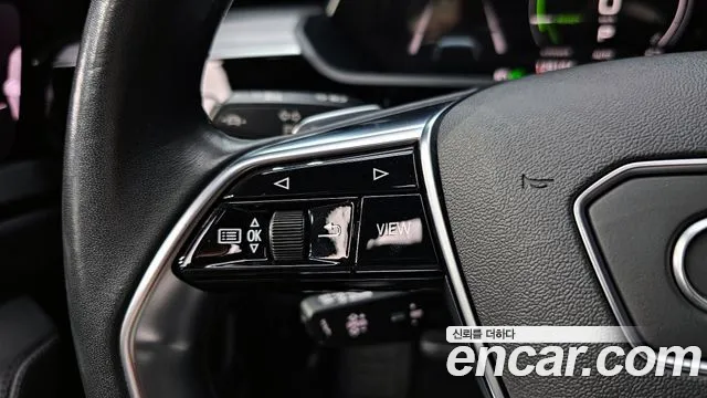 Audi e-tron 2022 — фото 11