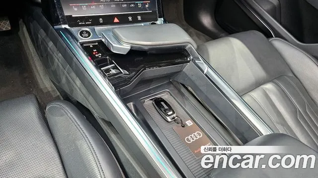 Audi e-tron 2022 — фото 14