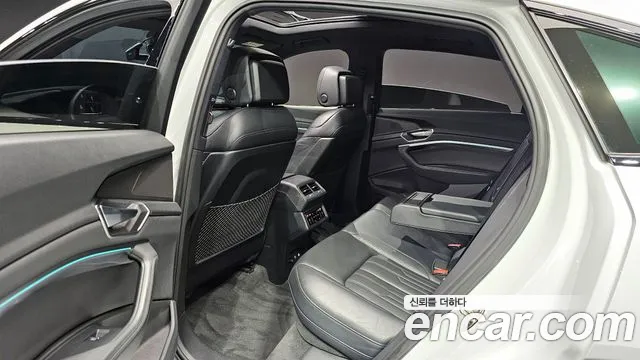 Audi e-tron 2022 — фото 15