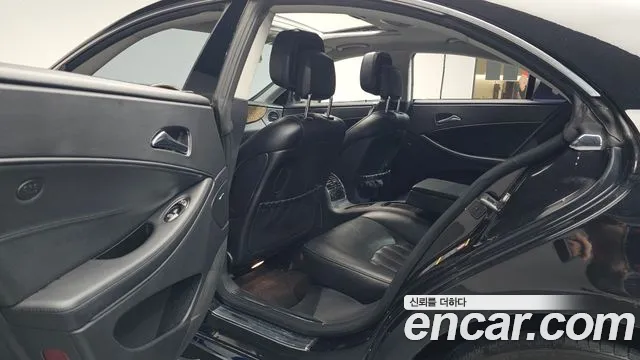 Mercedes-Benz CLS-Class 2010 — фото 16