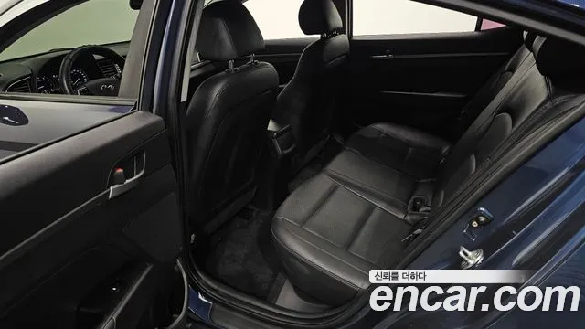 Hyundai AVANTE 2018 — фото 12
