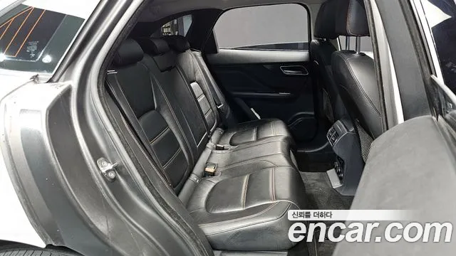 Jaguar F-PACE 2018 — фото 11