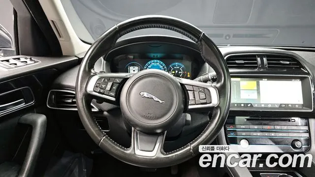 Jaguar F-PACE 2018 — фото 12