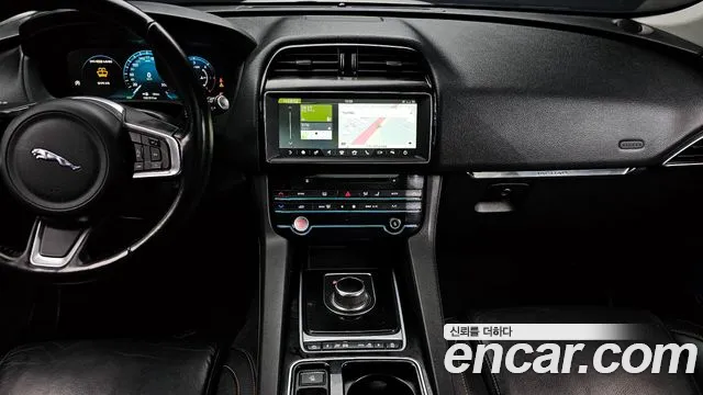 Jaguar F-PACE 2018 — фото 13