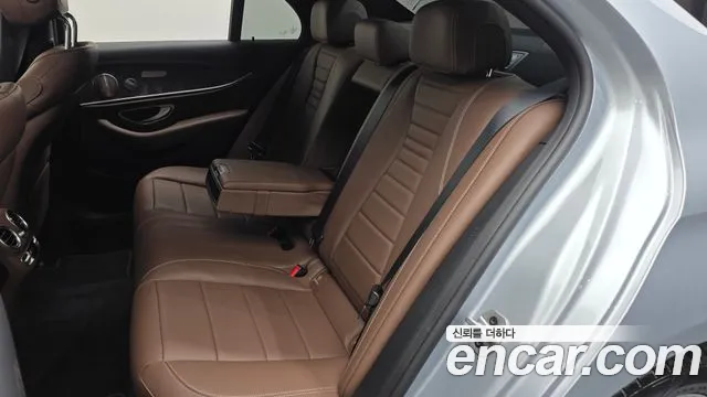 Mercedes-Benz E-Class 2022 — фото 12
