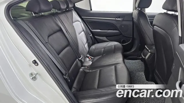 Hyundai AVANTE 2018 — фото 18